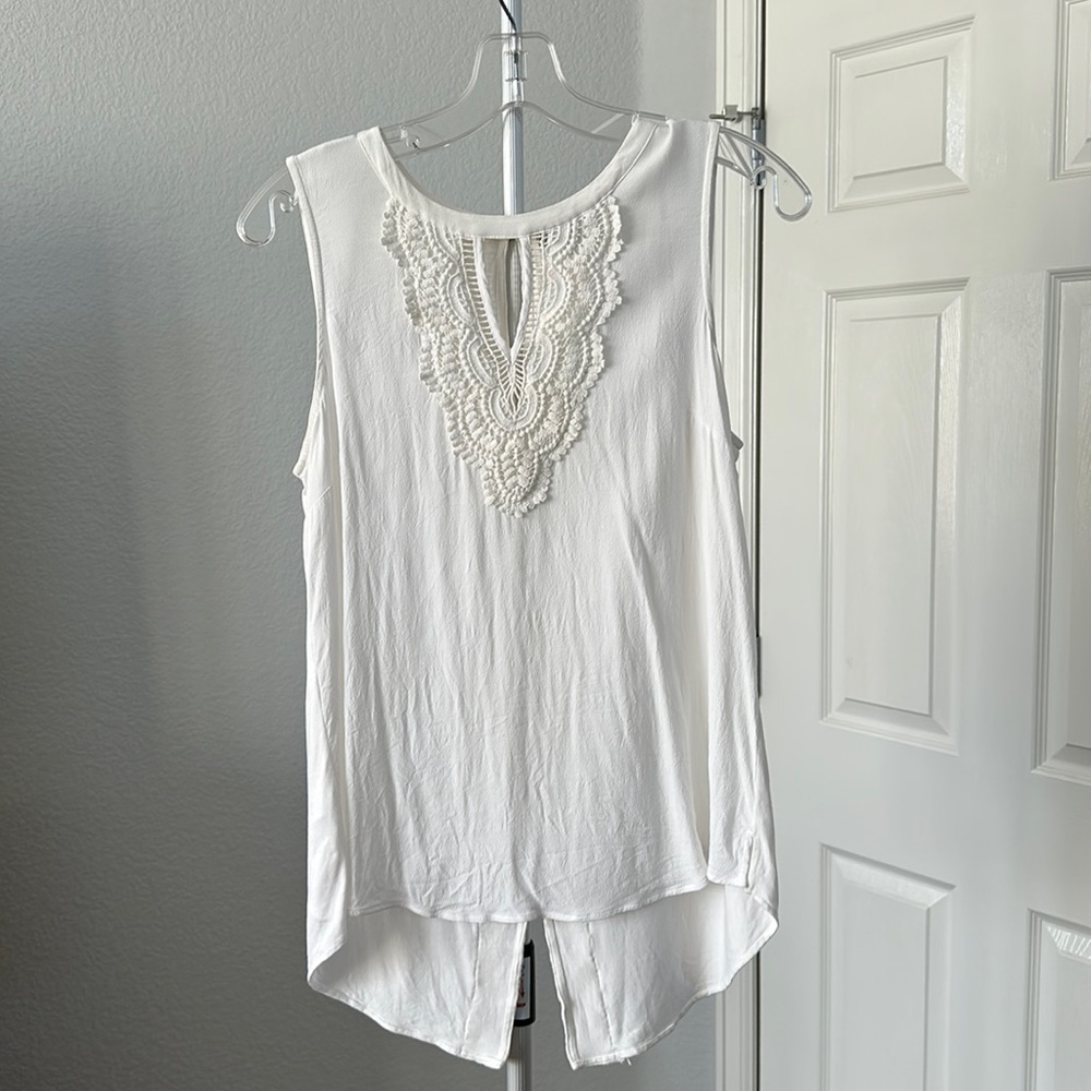 Pale sky lace appliqué keyhole, tank top